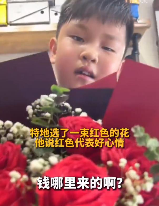 暖到了！安徽一男孩平时不舍得喝饮威廉希尔WilliamHill料攒钱替去世爸爸买花送妈妈(图2)