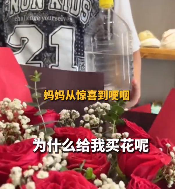 暖到了！安徽一男孩平时不舍得喝饮威廉希尔WilliamHill料攒钱替去世爸爸买花送妈妈(图3)