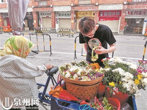 卖花七十载“花婆婆”守着西街芬芳记忆(图4)