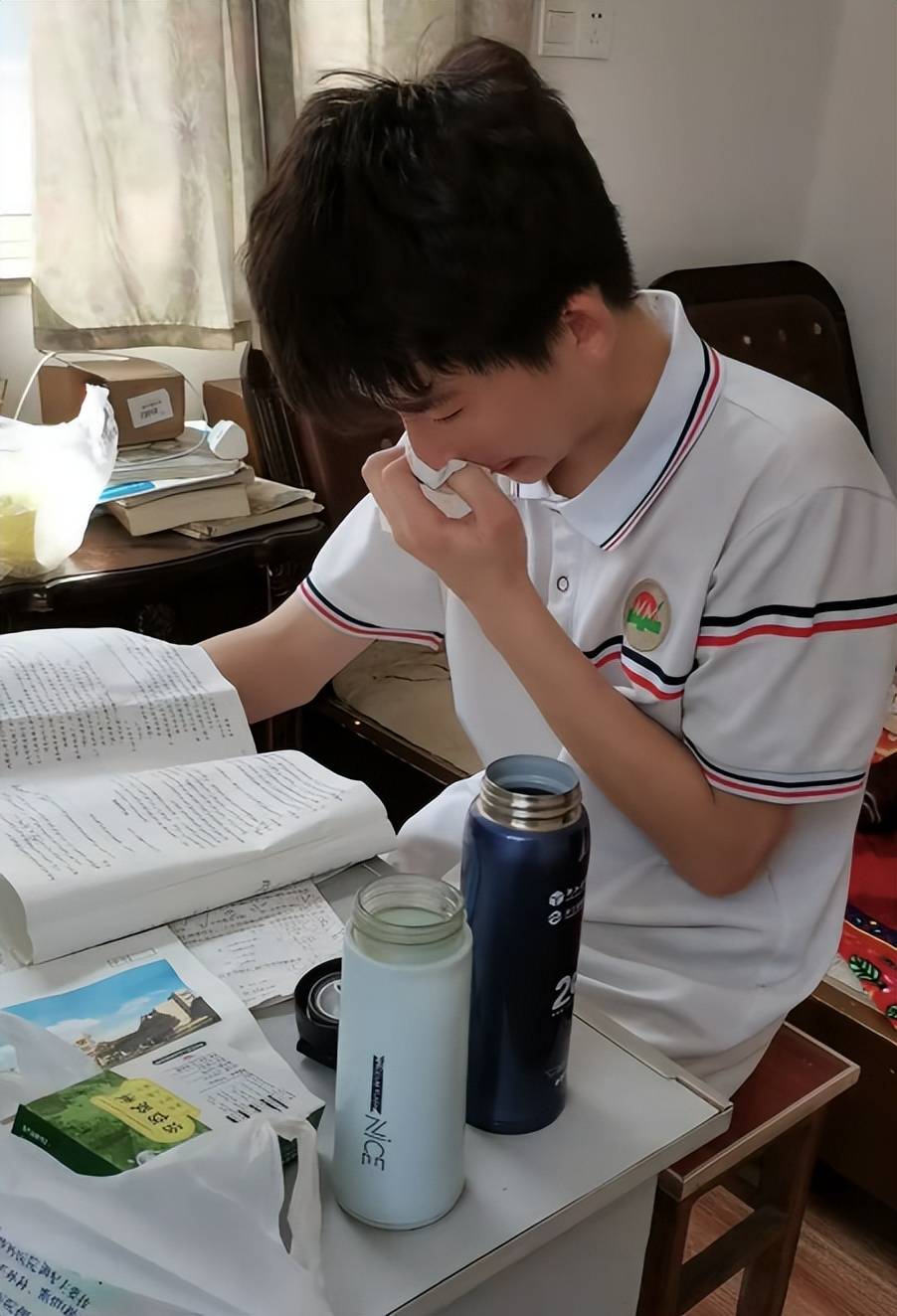 初三男生给母亲买花被骂哭母亲说出原因揭开了原生家庭的痛处(图2)