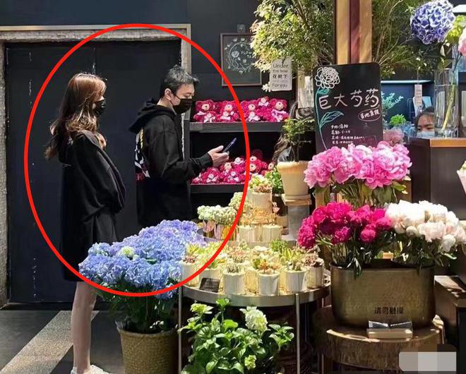 王思聪又换女友？路边摊买花送人与小15岁女友交往2威廉希尔WilliamHill月疑分手(图2)