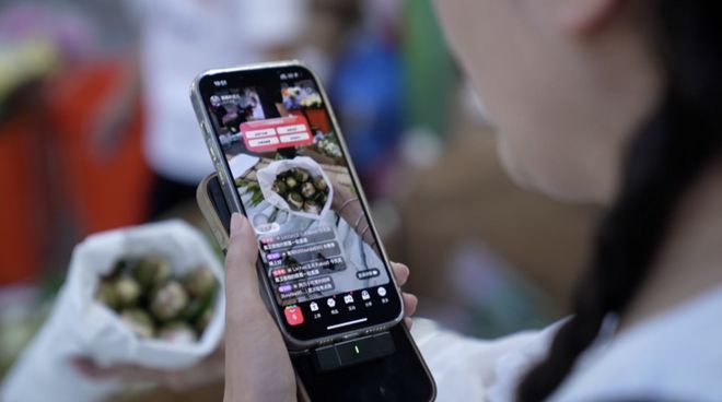 鲜花WilliamHill也有“中国芯”？一年超23亿支花的成交量如何完成？外国姑娘探访“亚洲花都”(图3)