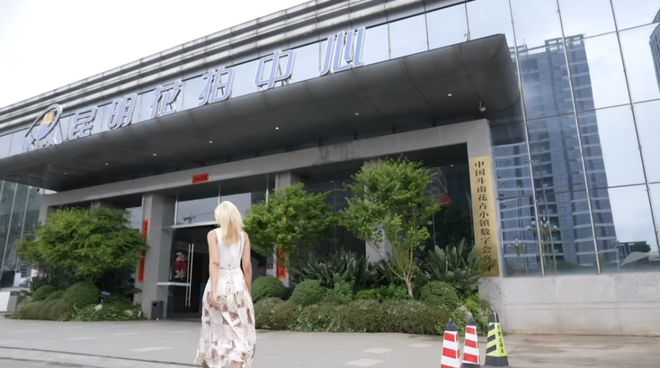 鲜花WilliamHill也有“中国芯”？一年超23亿支花的成交量如何完成？外国姑娘探访“亚洲花都”(图10)