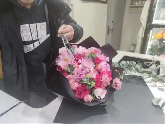 价格涨了好几倍情人节玫瑰“刺手”！一束动辄上百元多地玫瑰一天一个价还买不到(图2)