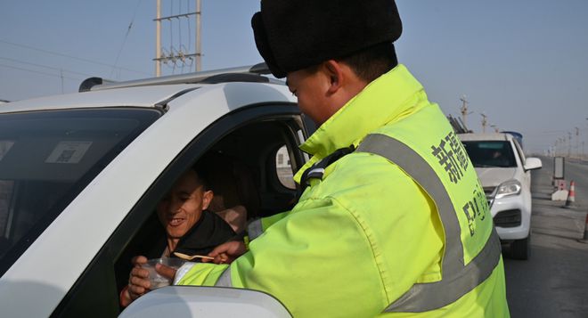 元宵“警”色暖归途：塔里木公安交警驿站里的团圆课(图3)