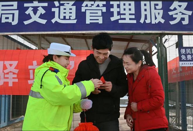 元宵“警”色暖归途：塔里木公安交警驿站里的团圆课(图5)