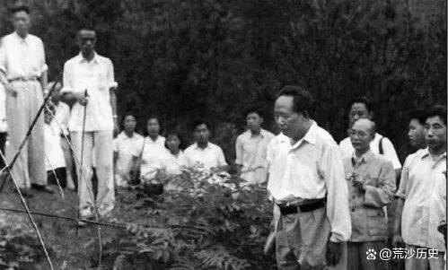 蒋介石一败再败迷信这是毛家风水好暗示何键：破坏毛家的主坟(图5)