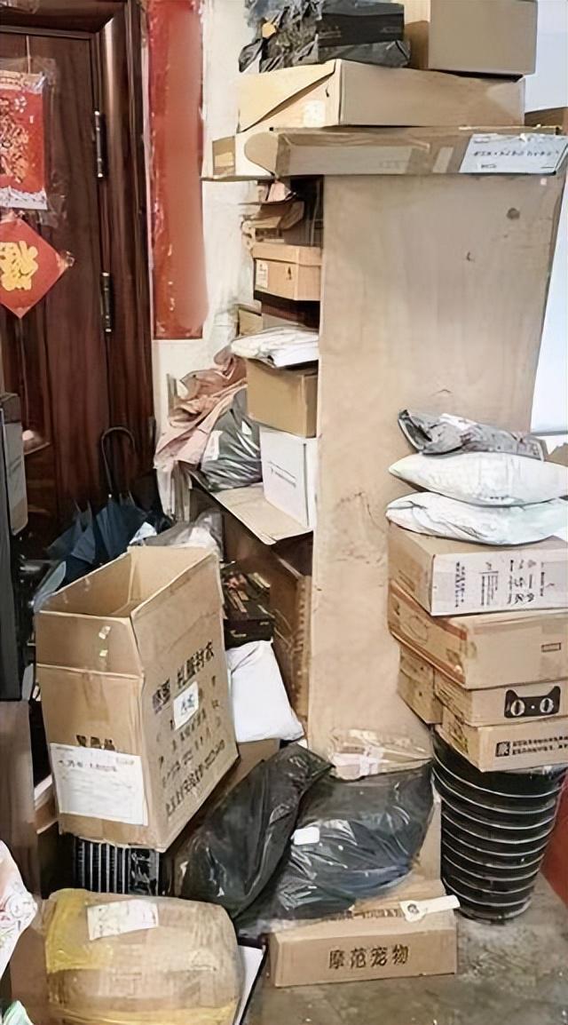 父母相继去世上海一居民把家改成风水阵邻居：每天一出门吓死(图18)