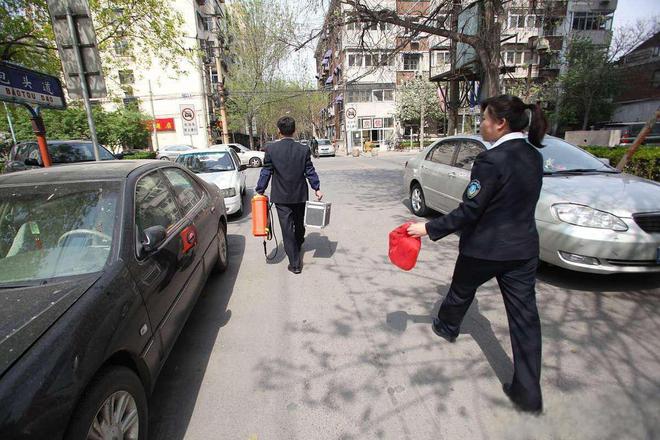 父母相继去世上海一居民把家改成风水阵邻居：每天一出门吓死(图16)
