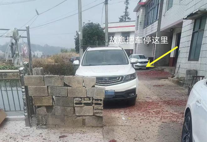 湖南男子家里要办酒席邻居特意赶回家堵路只能走路不能开车过(图2)