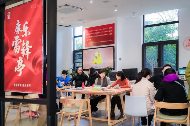 社会主义核心价值观教育｜歌颂“凡人英雄”共享缤纷市集→(图4)