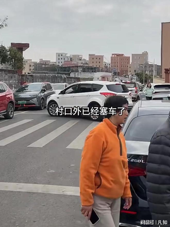 游客到梁文锋老家威廉希尔勘察风水村民不满贴告示：可看可拍不准用罗(图18)