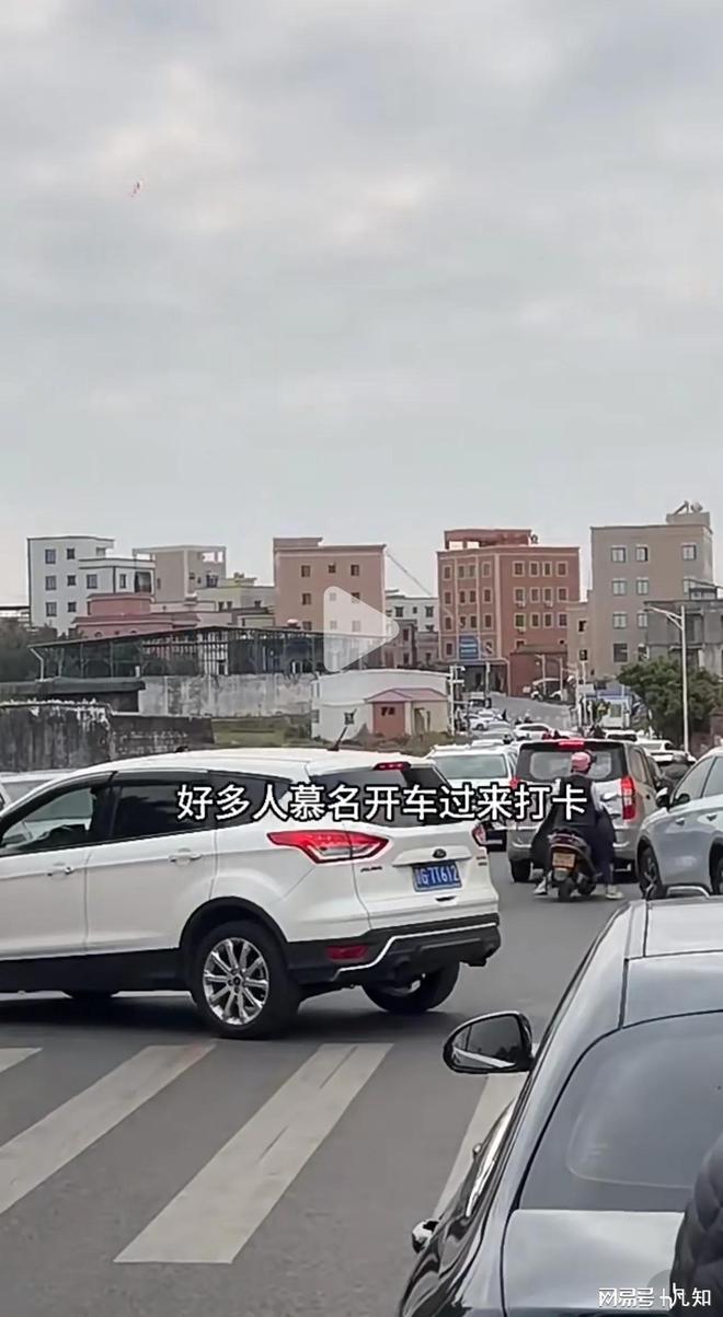 游客到梁文锋老家威廉希尔勘察风水村民不满贴告示：可看可拍不准用罗(图17)