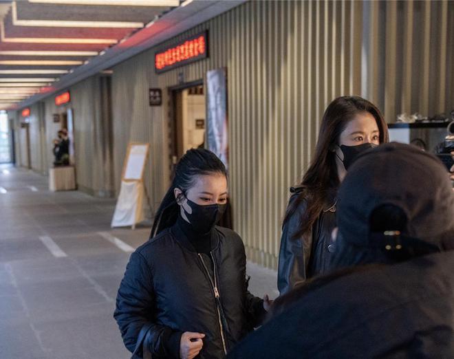 琼威廉希尔WilliamHill瑶告别仪式：奉花芳名录摆着蜡烛林心如现身殡仪馆见最后一面(图6)