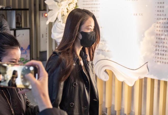 琼威廉希尔WilliamHill瑶告别仪式：奉花芳名录摆着蜡烛林心如现身殡仪馆见最后一面(图7)