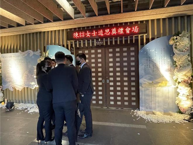 琼威廉希尔WilliamHill瑶告别仪式：奉花芳名录摆着蜡烛林心如现身殡仪馆见最后一面(图9)