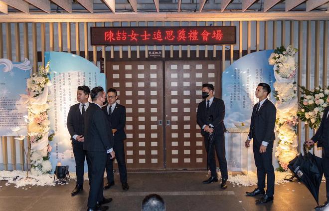 琼威廉希尔WilliamHill瑶告别仪式：奉花芳名录摆着蜡烛林心如现身殡仪馆见最后一面(图10)