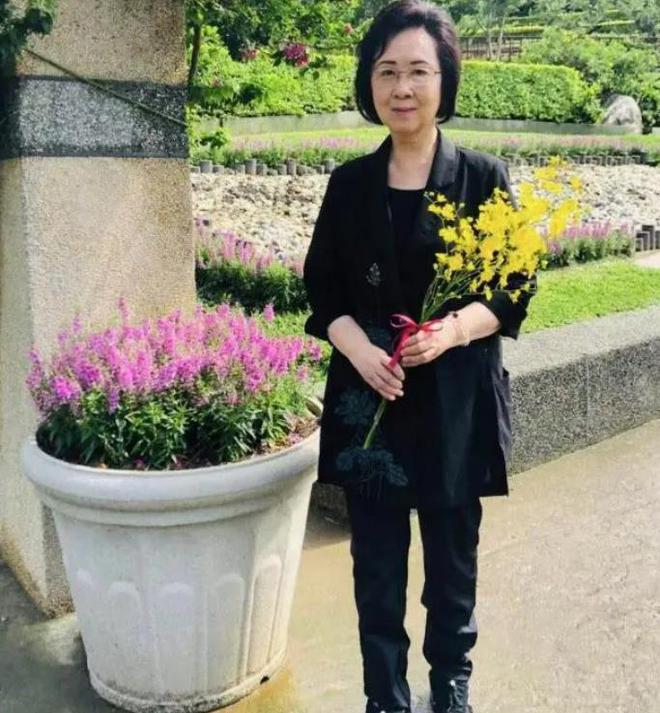 琼威廉希尔WilliamHill瑶告别仪式：奉花芳名录摆着蜡烛林心如现身殡仪馆见最后一面(图14)
