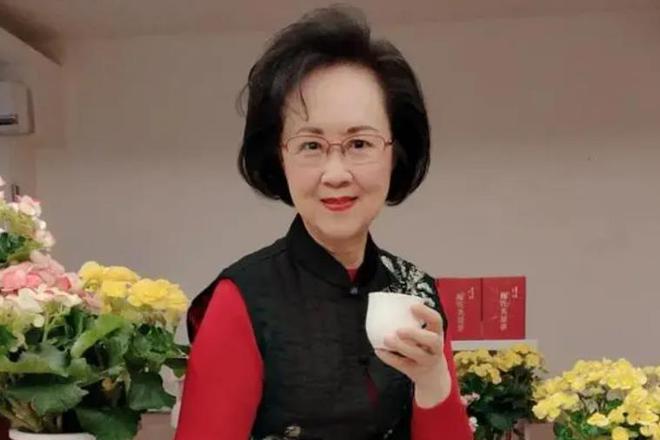琼威廉希尔WilliamHill瑶告别仪式：奉花芳名录摆着蜡烛林心如现身殡仪馆见最后一面(图12)