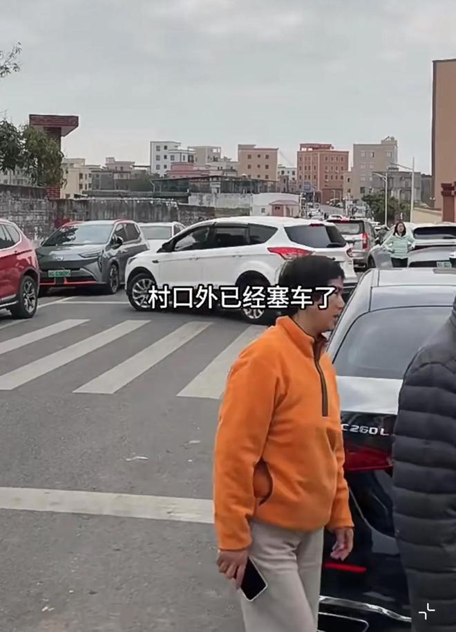 游客到梁文锋老家勘察风水村民不满贴告示：可看可拍不准用罗盘(图18)