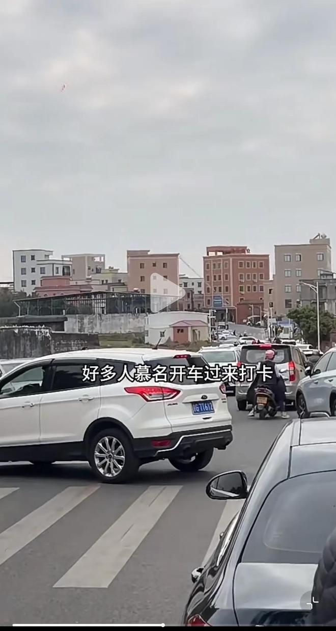 游客到梁文锋老家勘察风水村民不满贴告示：可看可拍不准用罗盘(图17)