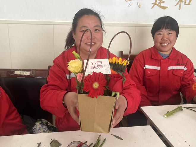 威廉希尔WilliamHill以花为语·筑梦前行：阳信县劳店镇举办特殊妇女群体插花活动(图3)