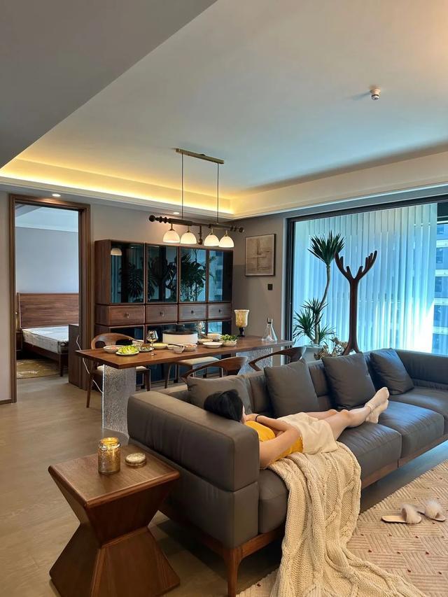 发现上海一对40岁夫妻的家那叫一个时威廉希尔尚全屋简约且大方温馨(图2)