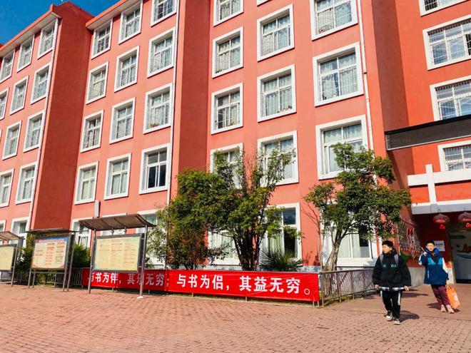 威廉希尔WilliamHill信阳市第八小学“阅读悦美书韵飘香”读书月系列活动表彰仪式(图2)