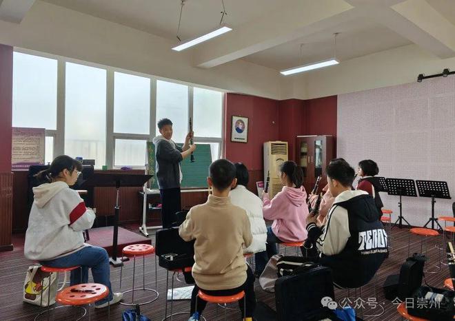 高规格师资团队崇州这所学校管乐团成立！(图2)