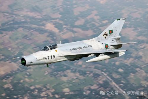 歼-10CE大卖？5·7空战大胜13天后亮相防务展引来围观！这4国能成功拿下吗？(图11)