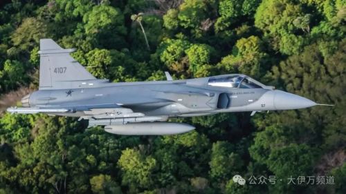 歼-10CE大卖？5·7空战大胜13天后亮相防务展引来围观！这4国能成功拿下吗？(图12)