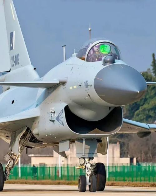 歼-10CE大卖？5·7空战大胜13天后亮相防务展引来围观！这4国能成功拿下吗？(图8)