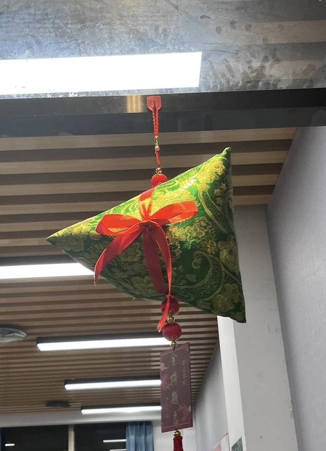 考试季孔子成全球“顶流”？外国学生扎堆祈福现场有鲜花水果还给雕像夹上了棒棒糖(图3)