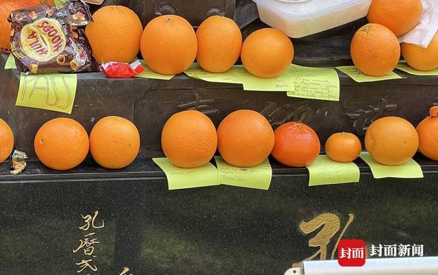 考试季孔子成全球“顶流”？外国学生扎堆祈福现场有鲜花水果还给雕像夹上了棒棒糖(图2)