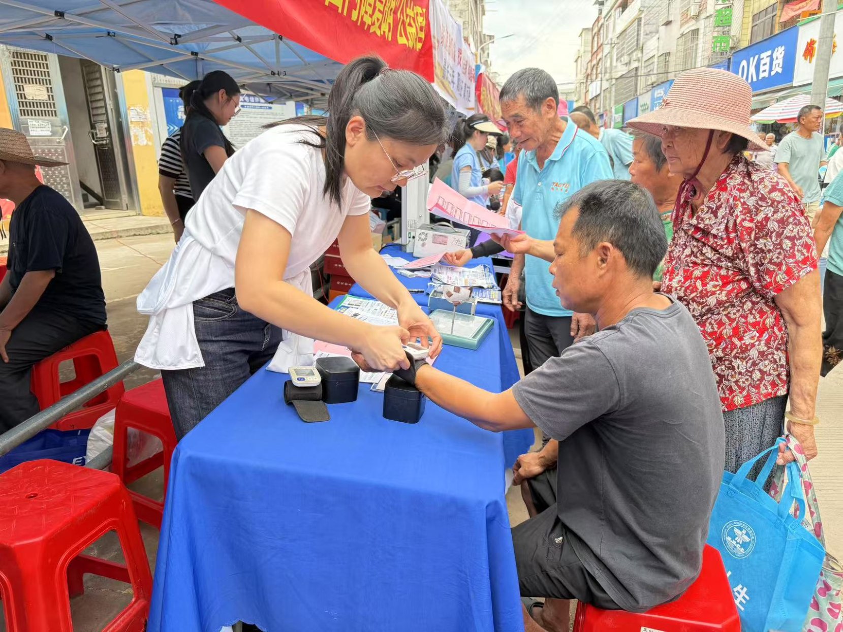 陶圩镇“警企联盟”共筑防线反诈宣传与便民服务“双开花”！(图3)