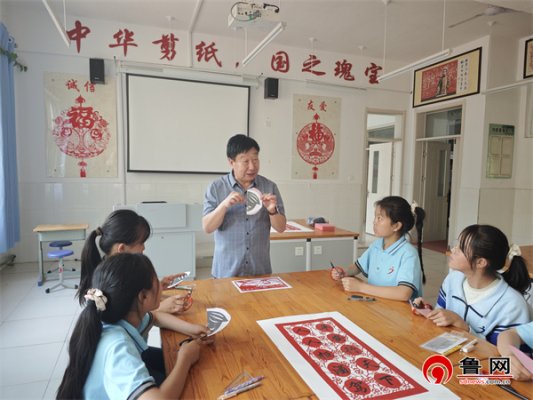 德州市宁津县保店镇：剪纸传WilliamHill情志愿同行非遗+普法开出文明花(图3)