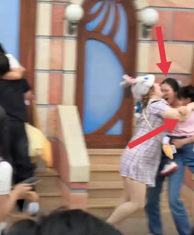 迪士尼微胖女打架后续：目击者曝原因警方通报格子女是惹事精(图9)