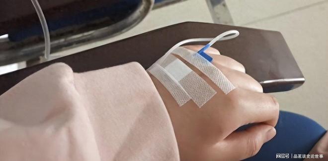女网红注销账号提拉米苏中毒事件引发舆论风暴(图1)