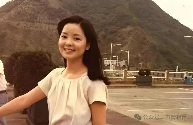 山茶花里的春日恋曲：邓丽君的温柔浅唱(图1)