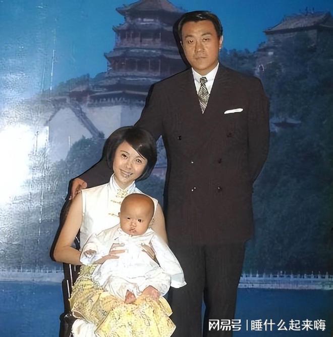 她就是何冰背后的女人一通电线岁儿子也要当演员(图10)