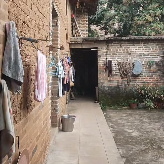 国家给补贴建房子男子要求建到马路对面多次被拒后没人搭理了(图1)