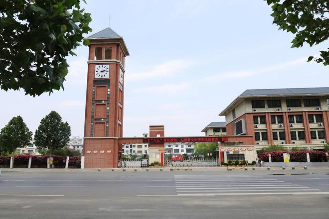 学校蔷薇花墙盛开满城飘香成五一“顶流”打卡地(图1)