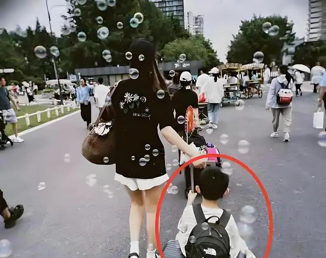 赵丽颖新恋情上热搜曝赵德胤频繁出入女方住所带想想外出游玩(图11)