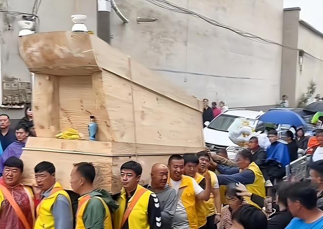 34岁卡车司机遇难后续！家属请人来看宅院院墙附近竟挖出异物(图2)