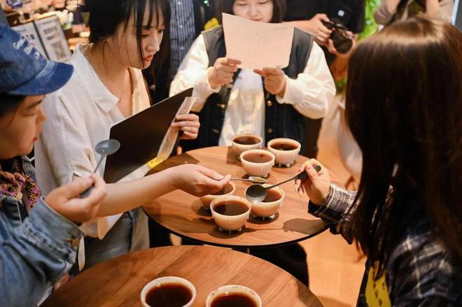 威廉希尔年轻人喝瑞幸的新场景：抱着卡皮巴拉喝咖啡一秒穿越巴西热带雨林(图4)