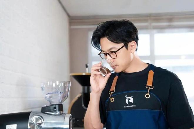 威廉希尔年轻人喝瑞幸的新场景：抱着卡皮巴拉喝咖啡一秒穿越巴西热带雨林(图9)